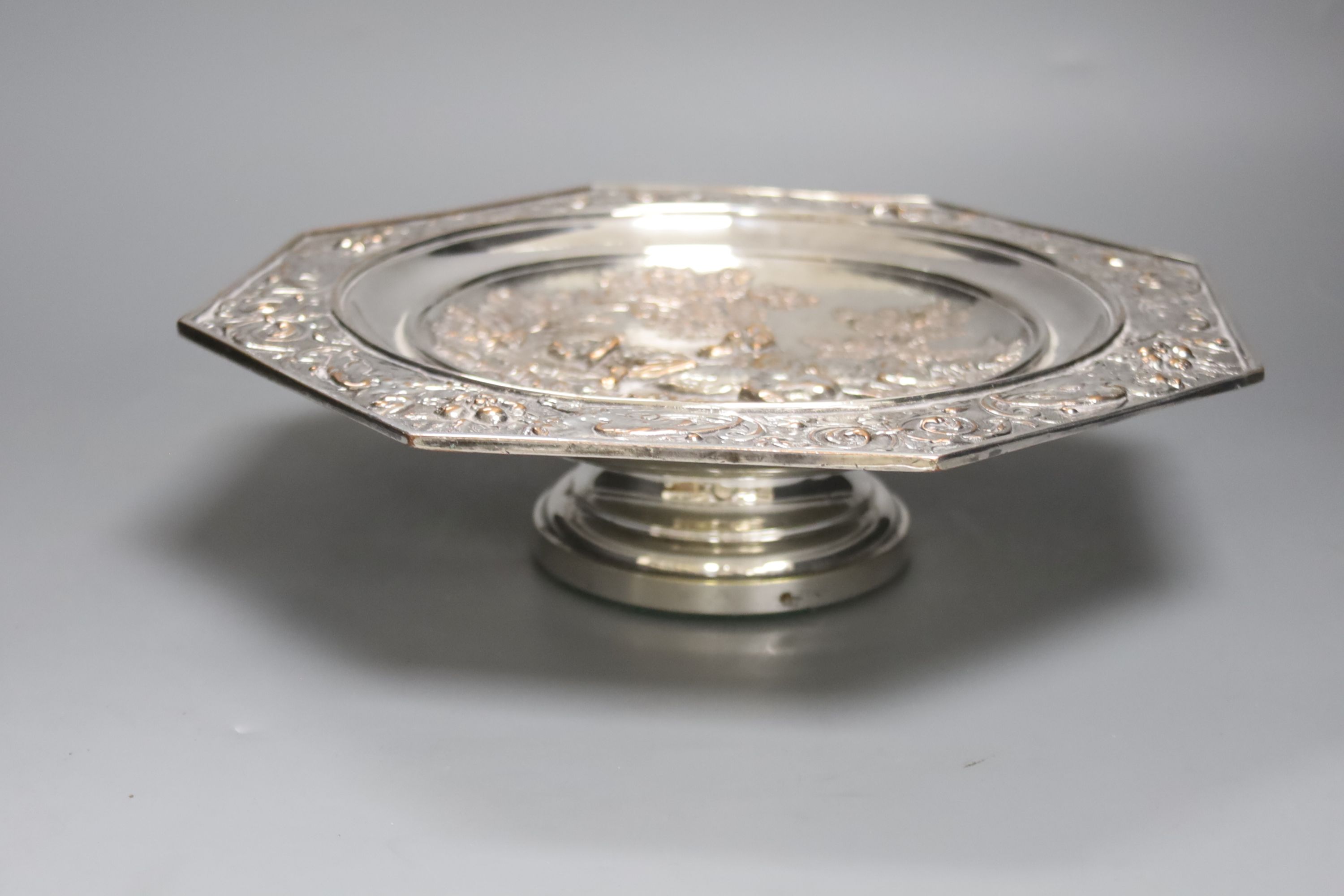 An early 20th century Elkington type silver plated tazza embossed with hunting dogs, 29cm